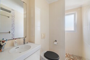 Ilmaiset hygieniatuotteet, hiustenkuivaaja, pyyhkeet