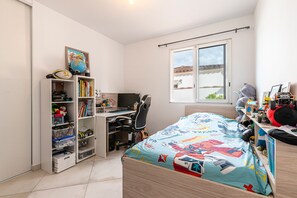2 slaapkamers, een strijkplank/strijkijzer, gratis wifi, beddengoed