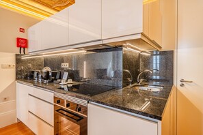 Fridge, microwave, oven, coffee/tea maker - Studio with Street View near Bolhao Market (Oporto)