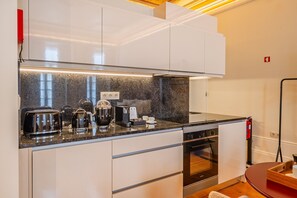 Kühlschrank, Mikrowelle, Ofen, Wasserkocher mit Kaffee-/Teezubehör