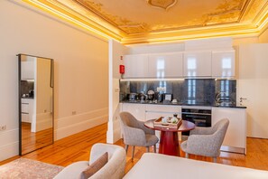 Fridge, microwave, oven, coffee/tea maker - Studio with Street View near Bolhao Market (Oporto)