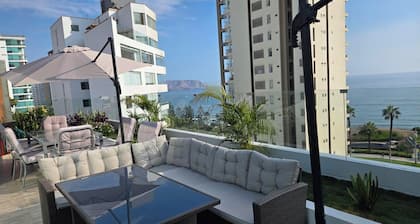 Amazing Miraflores Penthouse! Private Rooftop Hot Tub and Gameroom with WiFi, AC