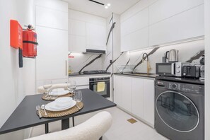 Kylskåp, mikrovågsugn, spishäll och kaffe- och tebryggare