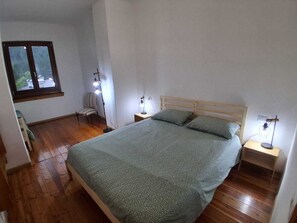 Iron/ironing board, wheelchair access