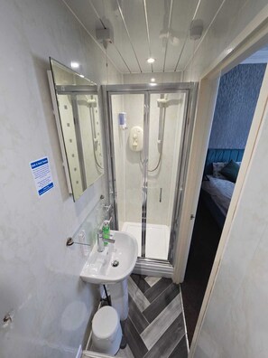 Tweepersoonskamer | Badkamer | Handdoeken, zeep, shampoo, toiletpapier