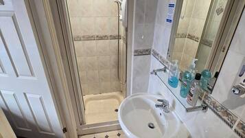 Doppelzimmer | Badezimmer | HandtĂŒcher, Seife, Shampoo, Toilettenpapier