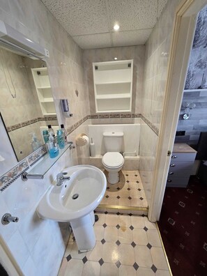 Double Room | Bathroom | Towels, soap, shampoo, toilet paper - Lynbar Hotel (Blackpool)