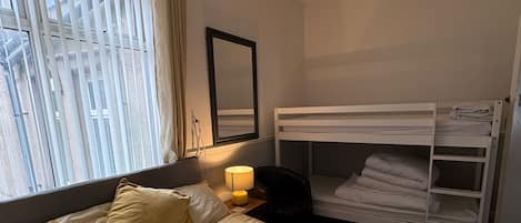 Kamar Quadruple | Wi-Fi gratis dan seprai linen