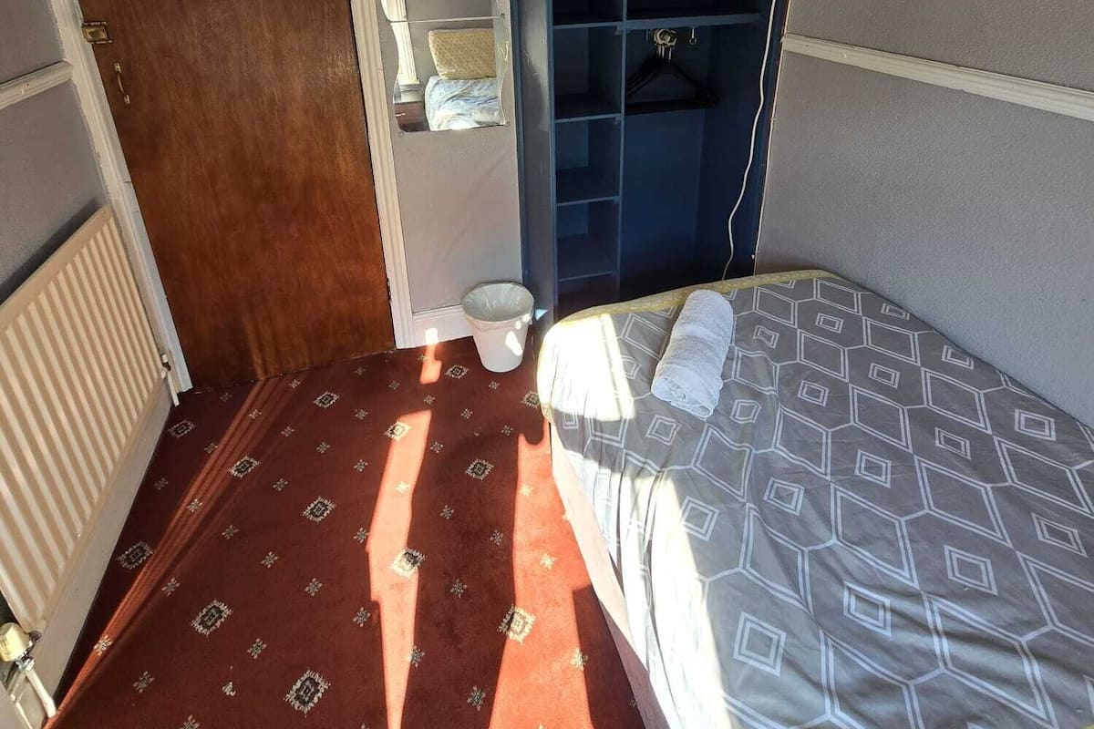 Single Room | WiFi (free), bed sheets