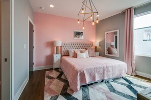 House | 4 bedrooms, Internet - Going Fast Dollys Dream 12 Beds (Nashville)