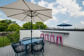 House | 4 bedrooms, Internet - Going Fast Dollys Dream 12 Beds (Nashville)