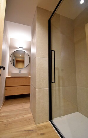 Shower, hair dryer, bidet, towels - CACCIATORA Alpine Apartment MhD (Madonna di Campiglio)