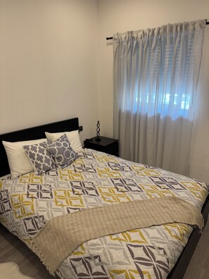 3 quartos, ferros/tábuas de passar roupa, Wi-Fi, roupa de cama