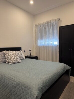 3 quartos, ferros/tábuas de passar roupa, Wi-Fi, roupa de cama