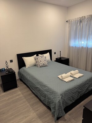 3 bedrooms, iron/ironing board, WiFi, bed sheets