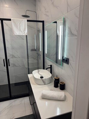 Secadora de cabello, toallas, jabón, papel de baño 