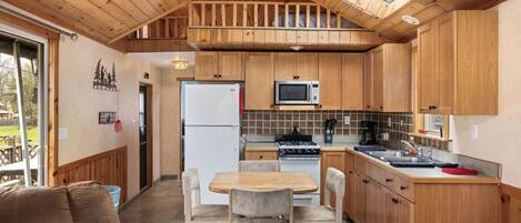 Frigorifero, microonde, forno, piano cottura