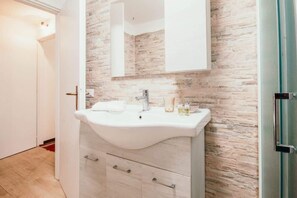 Shower, hair dryer, towels