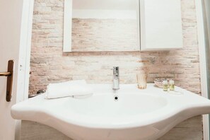 Suihku, hiustenkuivaaja