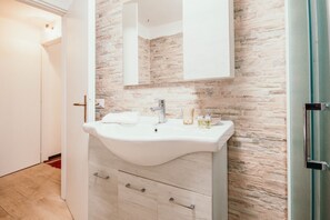 Shower, hair dryer, towels