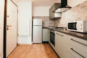 Jääkaappi, mikroaaltouuni, uuni, liesi