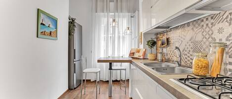 Køleskab, mikrobølgeovn, ovn, køkkentøj/tallerkener/redskaber