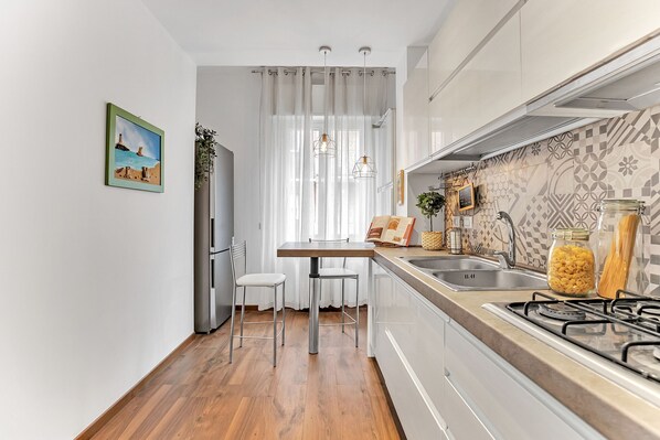 Fridge, microwave, oven, cookware/dishes/utensils - Appartamento Ciliegi - Lakeside L&B (Milano)