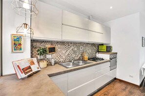 Jääkaappi, mikroaaltouuni, uuni, liesi