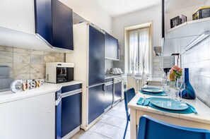 Fridge, microwave, oven, coffee/tea maker