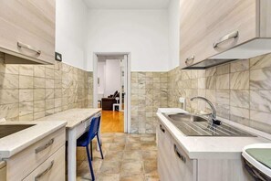 Jääkaappi, mikroaaltouuni, uuni, kahvin-/teenkeitin