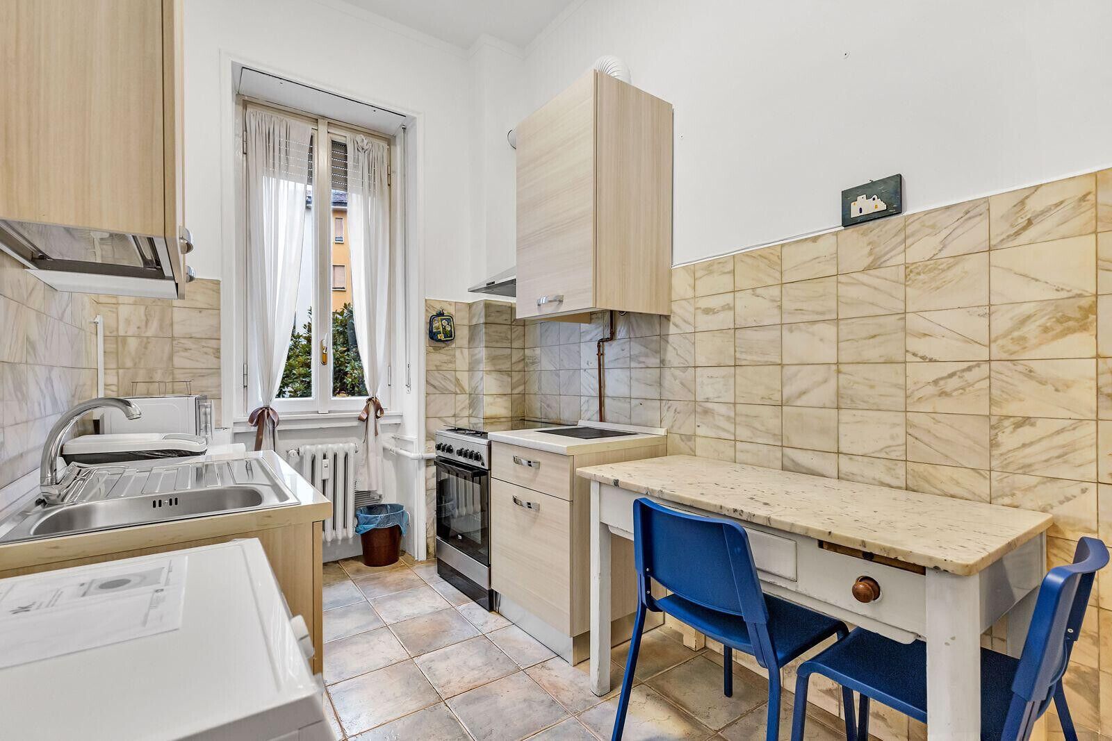 Fridge, microwave, oven, coffee/tea maker