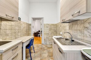 冷蔵庫、電子レンジ、オーブン、コーヒー / ティーメーカー