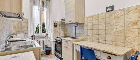 Réfrigérateur, micro-ondes, four, cafetière/bouilloire