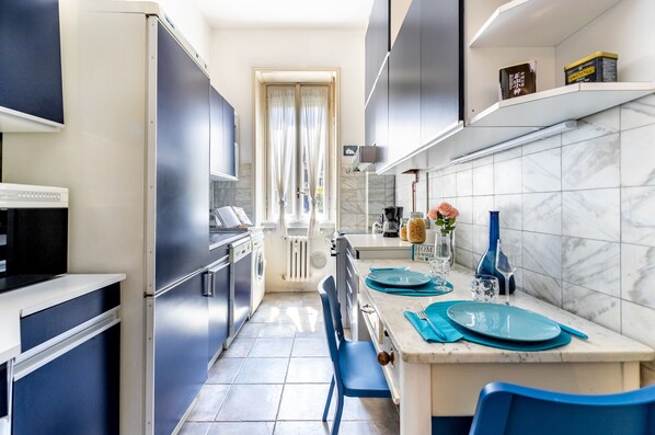 Fridge, microwave, oven, coffee/tea maker