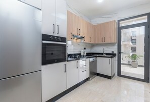 Een koelkast, een microgolfoven, een oven, een kookplaat