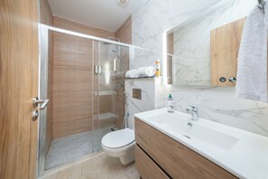 Suihku, hiustenkuivaaja, pyyhkeet, saippua