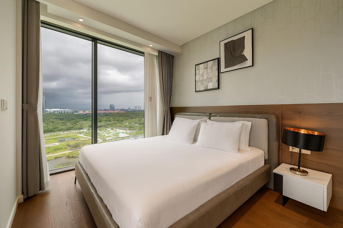Apartemen Basic, 2 kamar tidur, balkon, pemandangan kota | Seprai antialergi, minibar, meja kerja, dan ruang kerja ramah laptop