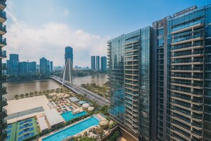 Luxe appartement, 1 slaapkamer, balkon, uitzicht op de stad | Uitzicht vanuit de kamer