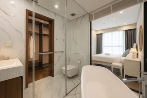 Basic Apartment, 3 Bedrooms, Balcony, City View | Bathroom | Separate tub and shower, free toiletries, hair dryer, towels