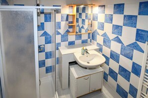 House | 2 bedrooms - Traditional Samos Home With Jacuzzi and Private Balcony (Samos)