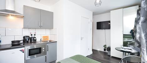 1 slaapkamer, een strijkplank/strijkijzer, gratis wifi, beddengoed