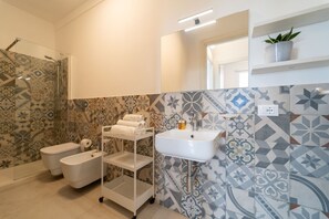 Dusche, Bidet, Handtücher