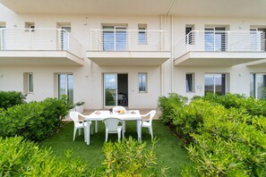 Outdoor dining - Charming 75 sqm seaview apartment on two levels, for 5 people, located inside the renowned Borgo 84 residence, equipped with swimming pool and cycle path. The property is located just 3 km from the center of Marzamemi, one of the most fascinating seaside (Pachino)