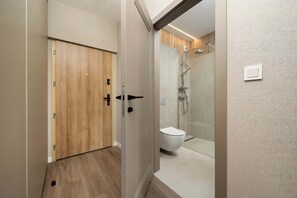 Shower, hair dryer, towels, shampoo - Stylish Apartment in Wroclaw | Parking | Workspace (Wrocław)