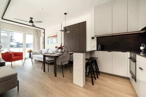 Una cucina moderna con zona pranzo, una ventola a soffitto e un'ampia finestra.
