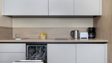 Kühlschrank, Mikrowelle, Herdplatte, Geschirrspüler