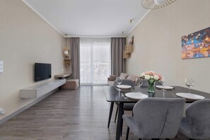 Dining - Stylish Apartment with Balcony | Parking | Close to the Beach (Międzyzdroje)