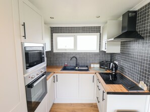 Cookware/dishes/utensils - 66 Cherry Park (Skegness)