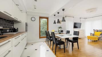 Fridge, oven, stovetop, dishwasher