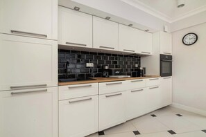 Fridge, oven, stovetop, dishwasher
